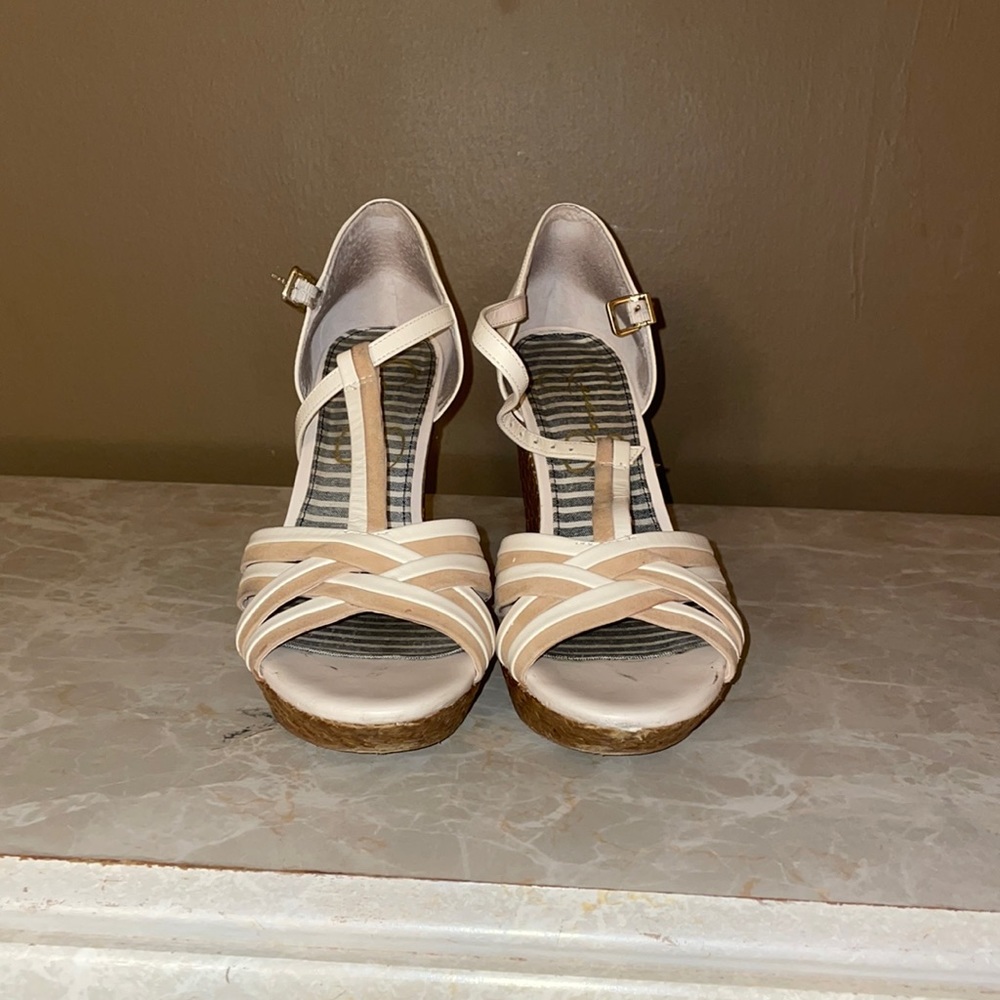 A Casual summer or spring shoe, that can be dressed up or down.